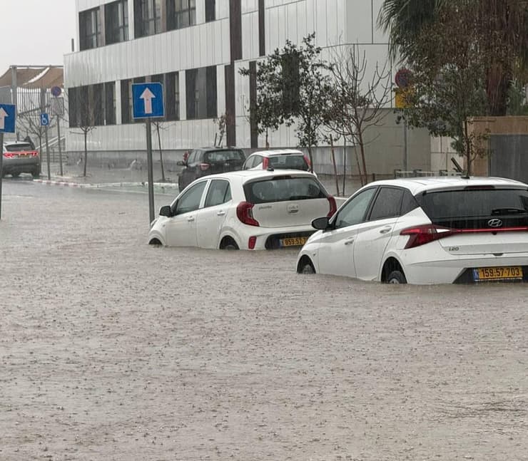 ההצפות ביבנה (צילום: מתוך הרשתות לפי סעיף 27א' ) תיעוד מיבנה: רכבים שקועים ותקועים בעקבות ההצפות
