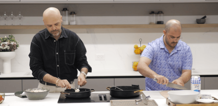 רובי מיכאל ורון יוחננוב, מכינים מטעמי חנוכה (צילום: ירון שרון ומתן טורקיה) רובי מיכאל ורון יוחננוב