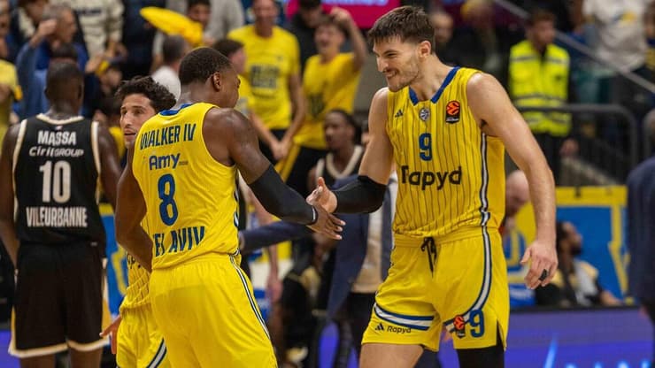 משחק נהדר שלהם. סורקין ו-ווקר חוגגים (צילום: טל שחר) רומן סורקין ולוני ווקר