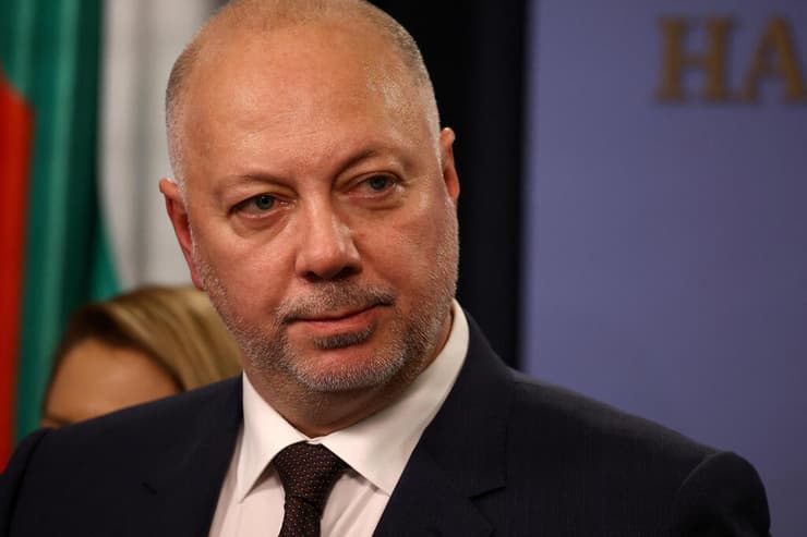 ראש ממשלת בולגריה שהתפטר רוסן ז'ליאזקוב. "הכוח נובע מקולו של העם" (צילום: REUTERS/Stoyan Nenov, Dobrin KASHAVELOV / AFP) ראש ממשלת בולגריה שהתפטר רוסן ז'ליאזקוב