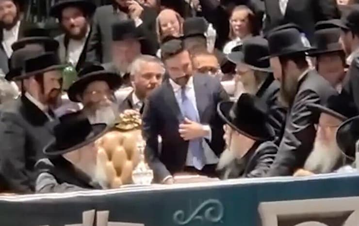 זורהאן ממדאני בכנס של חסידות סאטמר זוהראן ממדאני בכנס של חסידות סאטמר