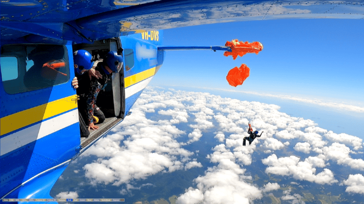 תיעוד מ אוסטרליה מצנח ב צניחה חופשית שמסתבך בכנף המטוס