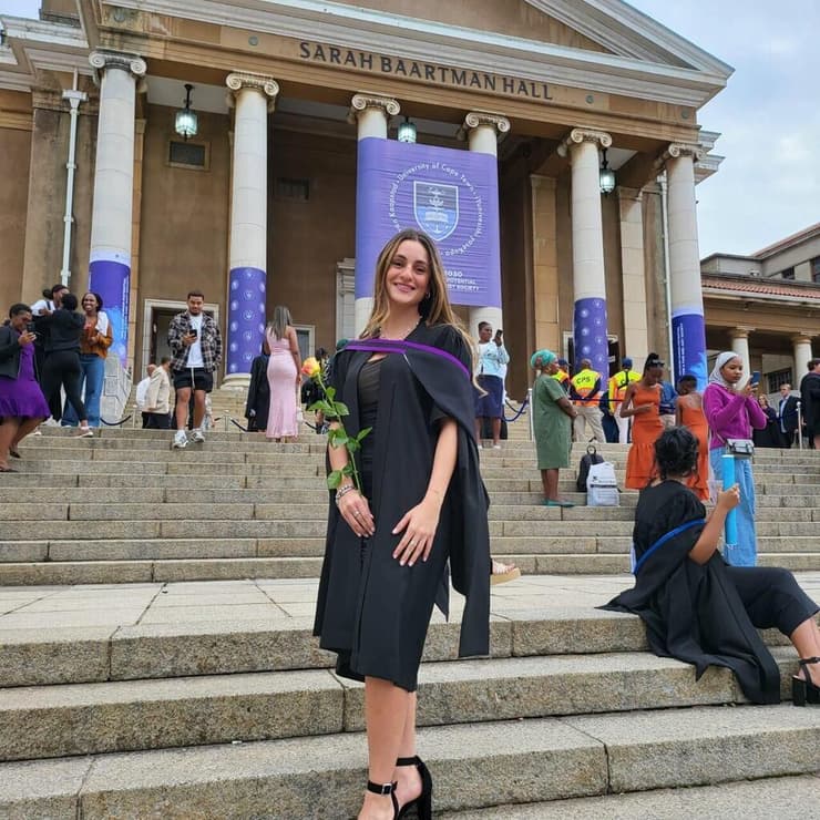 רותם בראשי במהלך לימודיה בקייפטאון רותם בראשי במהלך לימודיה בקייפטאון