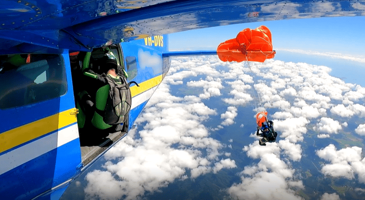 תיעוד מ אוסטרליה מצנח ב צניחה חופשית שמסתבך בכנף המטוס