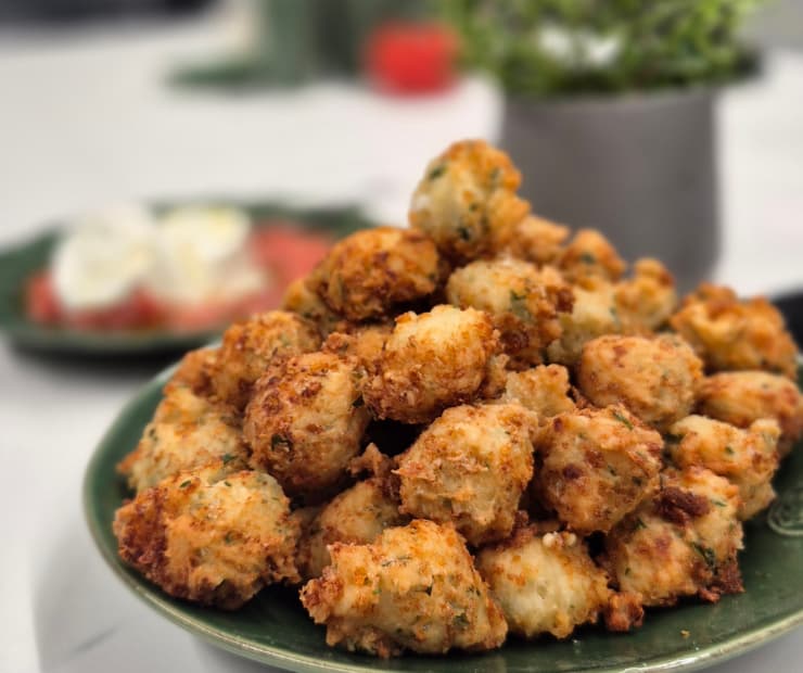 סופגניות מלוחות של רון יוחננוב (צילום: אסף קוזין) סופגניות מלוחות של רון יוחננוב