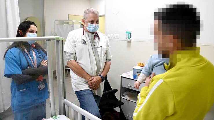 "המסכה היא אמצעי פשוט וקל ונותן הרבה ביחס למה שאתה משקיע בו" (צילום: קובי קואנקס) חזרה למסכות במחלקת הילדים בבית החולים וולפסון