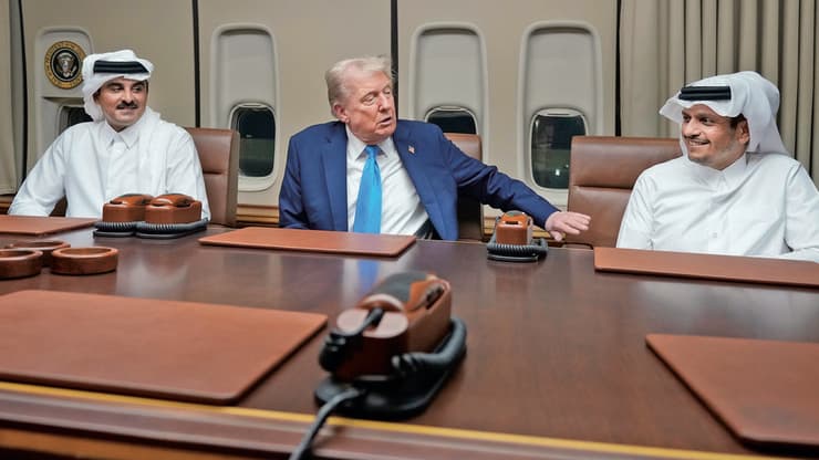 דונלד טראמפ עם ראש ממשלת קטאר מוחמד אל־ת'אני (מימין) והאמיר תמים בן חמד אל־ת'אני