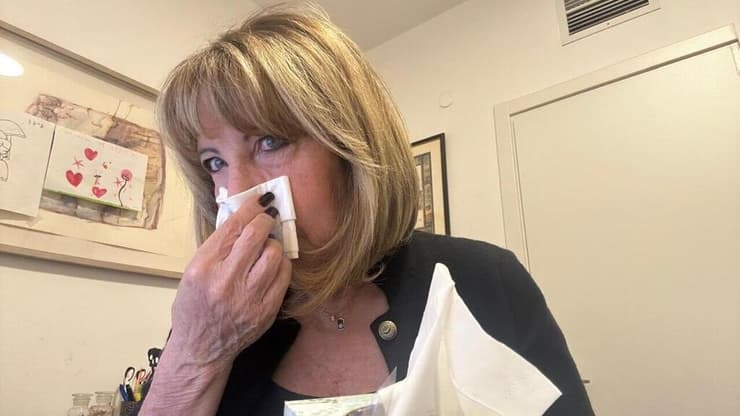 איך מנומס להתעטש ולקנח את האף? תמי כאן בשביל להסביר (צילום: פרטי) תמי לנצוט ליבוביץ