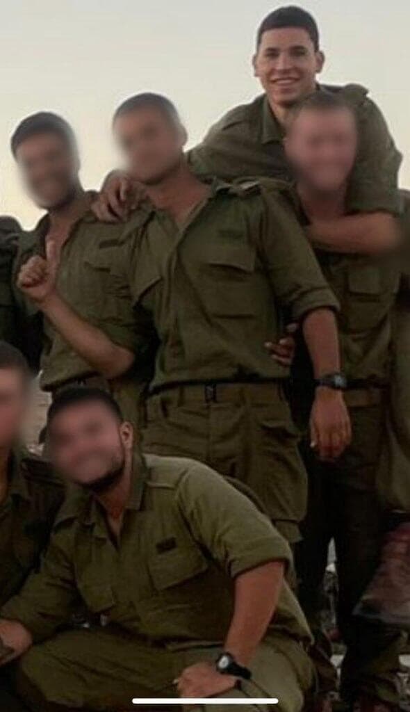 ניב דייג ז"ל עם הצוות שלו מגדוד 890