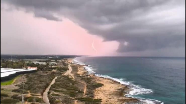 ראש הנקרה (צילום: אמיר ירחי) ברקים מעל הים בראש הנקרה