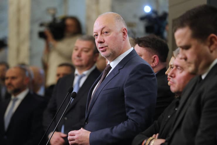 ראש הממשלה המתפטר ז'ליאזקוב. "האנשים בשלטון אולי נראים שונה - אבל הם כולם אותו דבר" (צילום: DIMITAR KYOSEMARLIEV / AFP) ראש ממשלת בולגריה שהתפטר רוסן ז'ליאזקוב