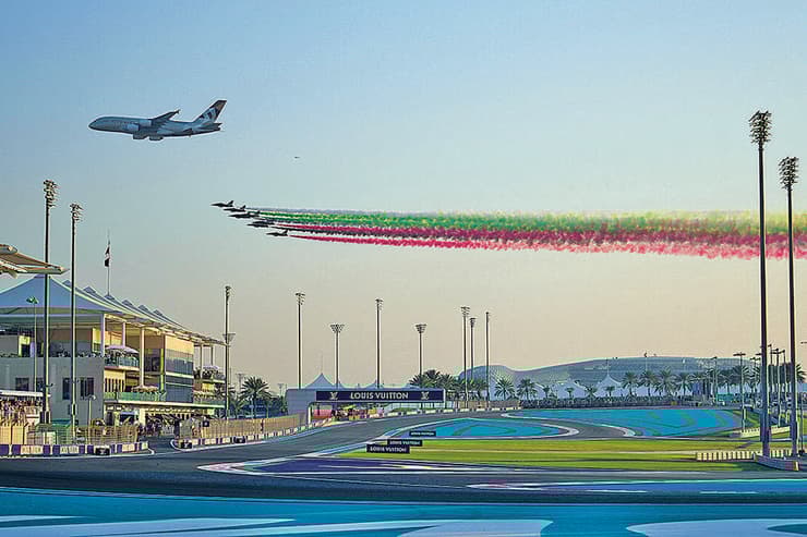 מטס לפני, זיקוקים אחרי. השואו מעל המסלול באבו-דאבי (AP Photo/Altaf Qadri) מטס פורמולה-1 אבו דאבי