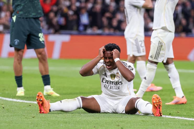 עצבים על המגרש. אנדריק (צילום: Thomas COEX / AFP) אנדריק
