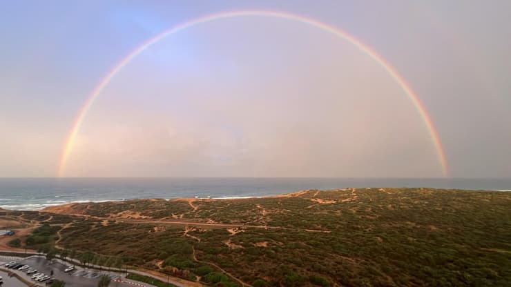 קשת בענן בנתניה (צילום: ארן טוביאס ) קשת בענן בעיר ימים