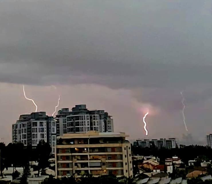 ברקים במבט מקריית אונו (צילום: פיני נטרביץ) ברקים בקריית אונו