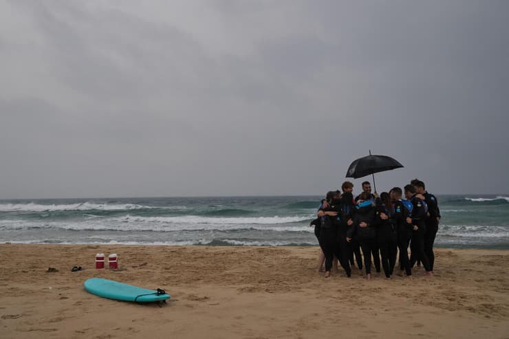 שיעור גלישה באשקלון, בשיא מערכת הגשם (צילום: AP Photo/Leo Correa) אשקלון