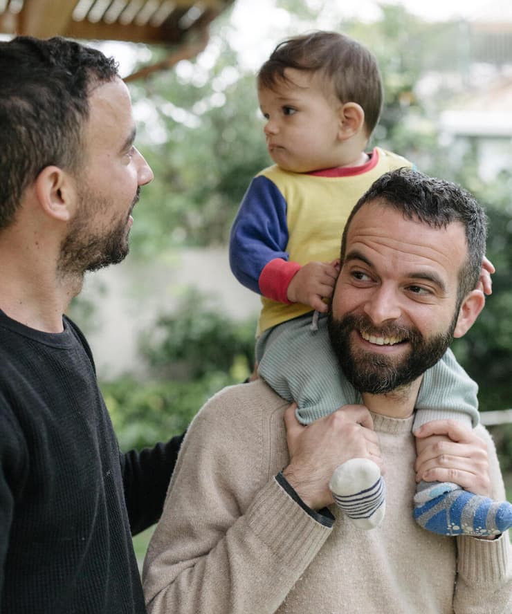 עו"ד גורנשטיין (מימין) עם בן זוגו אדם ובנם ירמי (צילום: שני הלוי) עו"ד גורנשטיין (מימין) עם בן זוגו אדם ובנם ירמי