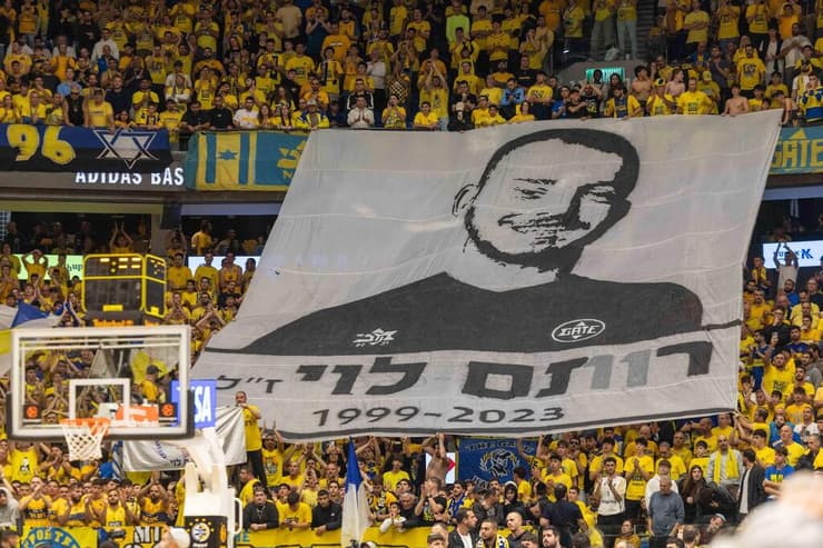 שלט של אוהדי מכבי ת"א לזכר רותם לוי ז"ל (צילום: טל שחר) שלט של אוהדי מכבי ת"א לזכר רותם לוי ז"ל