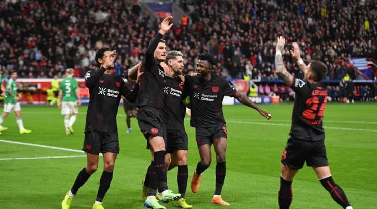 שחקני באייר לברקוזן חוגגים (IMAGO) שחקני באייר לברקוזן חוגגים