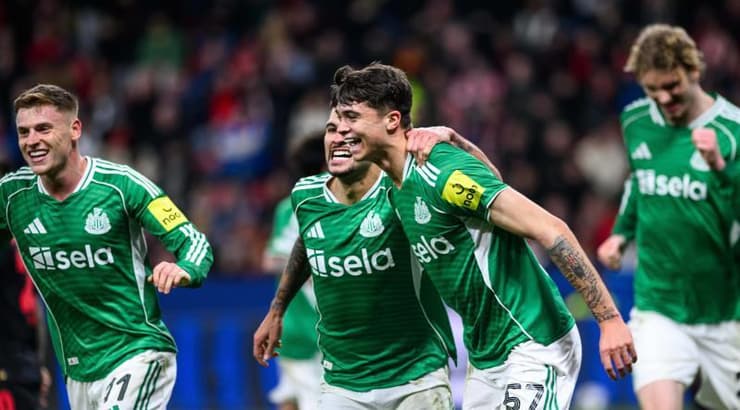 שחקני ניוקאסל חוגגים (IMAGO) שחקני ניוקאסל חוגגים