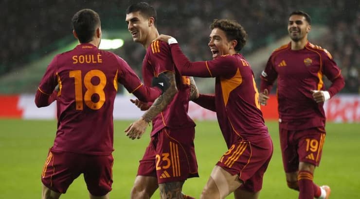 שחקני רומא חוגגים