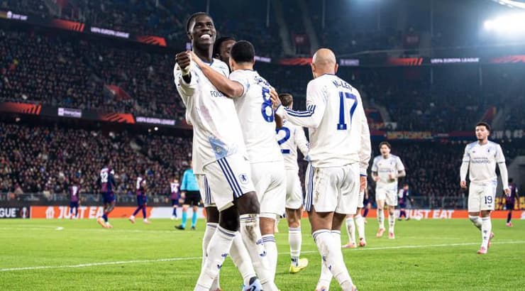 שחקני אסטון וילה מאושרים