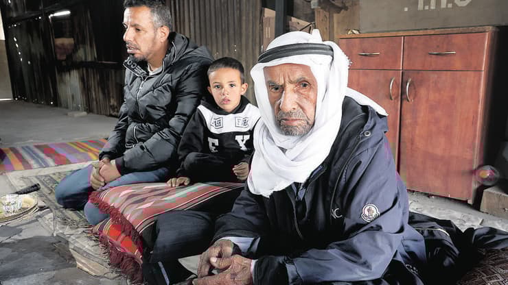 מימין: פרג' הוואשלה, הנכד ג'יוואד והבן חסן (צילום: שאול גולן) מימין: פרג' הוואשלה, הנכד ג'יוואד והבן חסן