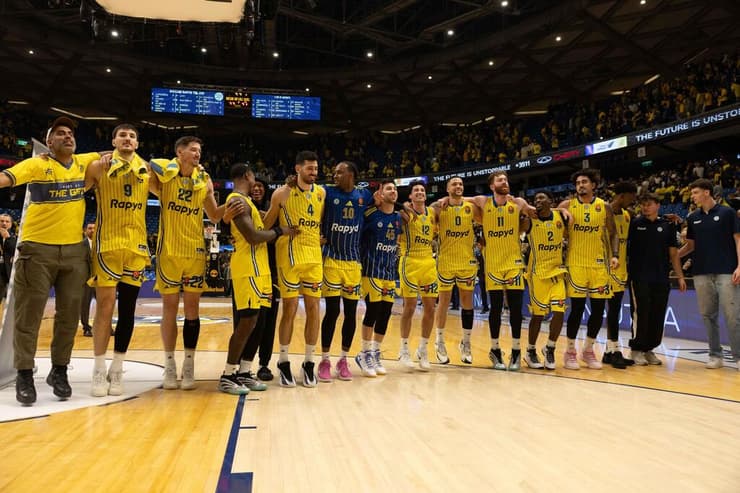 עמדו במשימה. שחקני מכבי ת"א חוגגים עם הקהל (צילום: טל שחר) שחקני מכבי ת"א חוגגים עם הקהל