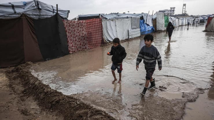 "בישראל זה טוב כשיורד גשם, בעזה אוהלים דולפים" (צילום: BASHAR TALEB / AFP) דיר אל בלח