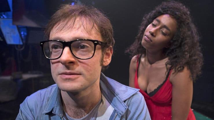 "הרגשתי שדרך היציאה היחידה שלי מההתמכרות היא למות". אלכס קרול ואושרת אינגדשט ב"1984", בהבימה (צילום: ז'ראר אלון) אלכס קרול ואושרת אינגדשט ב"1984", בהבימה