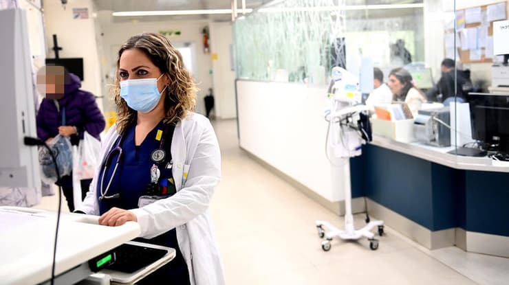 "מקווה מאוד שההנחיה הזו תורחב לכל בית החולים. המטרה היא להגן על כולם" (צילום: קובי קואנקס) חזרה למסכות במחלקת הילדים בבית החולים וולפסון