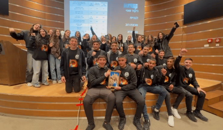 המנצחים בתחרות בניית מכונת רוב גולדברג, תלמידי בית הספר אלחכמה בטמרה (צילום: מורן קוסטר בזל, מכון דוידסון לחינוך מדעי ) המנצחים בתחרות בניית מכונת רוב גולדברג, תלמידי בית הספר אלחכמה בטמרה