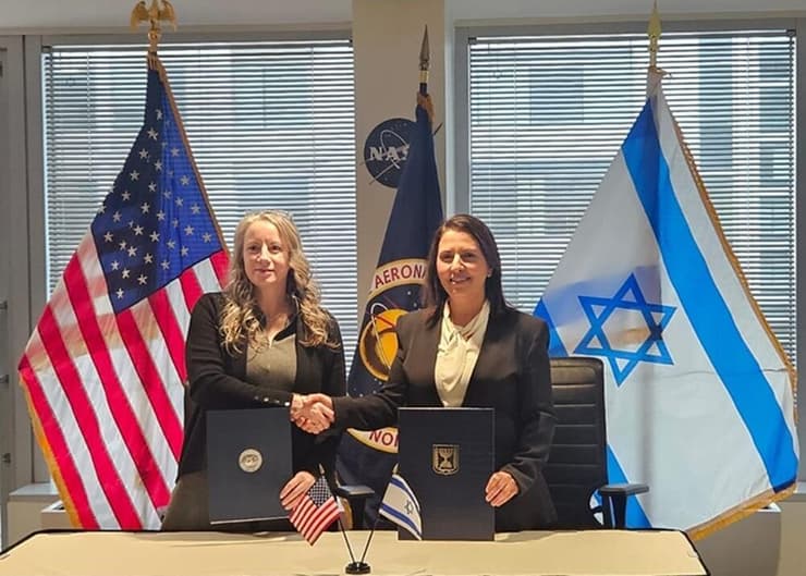 בוחנים אפשרות לשלב את המגזר הפרטי בשיגור אסטרונאוטית ישראלית לחלל. השרה גמליאל עם המשנה לראש NASA, מרדית' מקיי (צילום: דוברות משרד החדשנות והמדע) בוחנים אפשרות לשלב את המגזר הפרטי בשיגור אסטרונאוטית ישראלית לחלל. השרה גמליאל עם המשנה לראש NASA, מרדית' מקיי