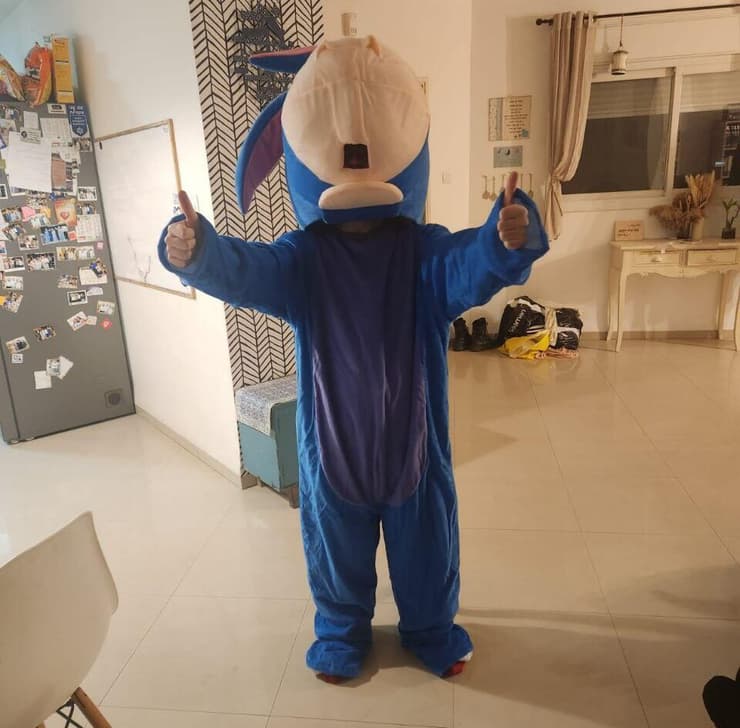 דעאל והתחפושת לחתונה, בתמונה שצילם איתן (צילום: באדיבות המשפחה ) התמונה האחרונה שצילם איתן אורבך: בנו דעאל מחופש