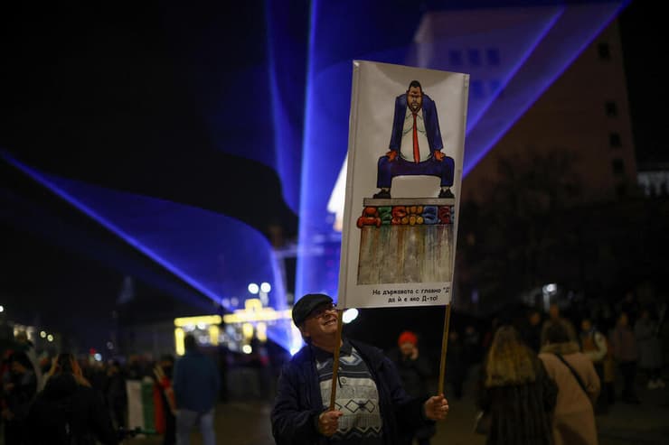 צילום: REUTERS/Stoyan Nenov הפגנה ב סופיה נגד ממשלת בולגריה 10 בדצמבר