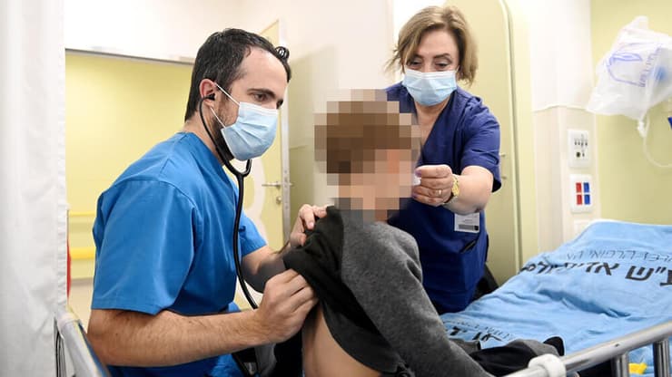 סנונית ראשונה בישראל: המסכות חזרו למחלקת הילדים בבית החולים וולפסון (צילום: קובי קואנקס) חזרה למסכות במחלקת הילדים בבית החולים וולפסון