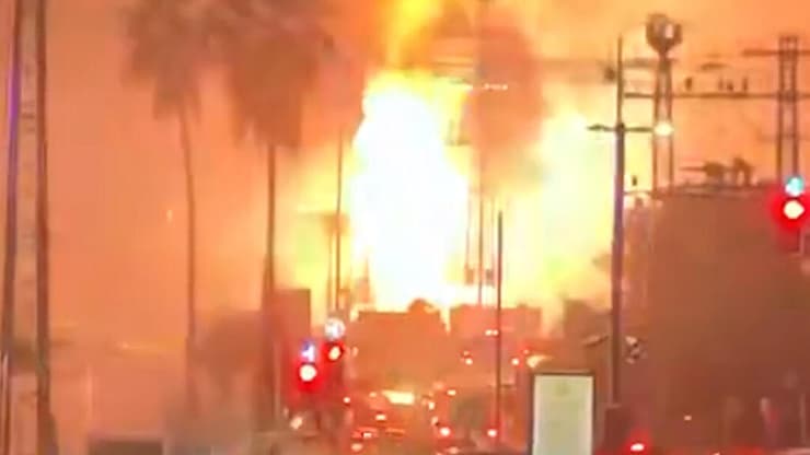 פיצוץ עמוד החשמל בשדרות (צילום: סעיף 27א לפי חוק זכויות יוצרים) ברק פגע בעמוד חשמל באזור התעשייה בשדרות