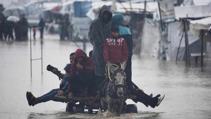 ההצפות בחאן יונס (צילום: AP Photo/Abdel Kareem Hana) חאן יונס