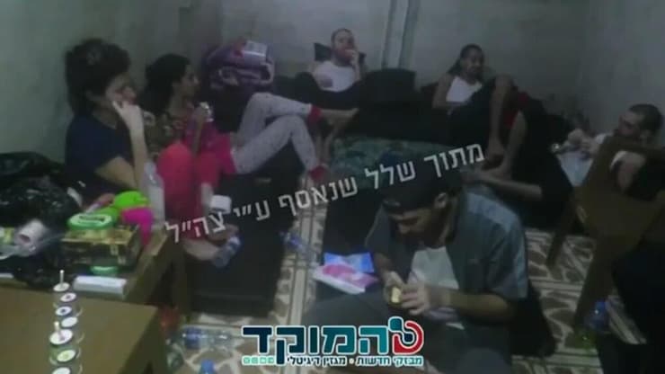 תיעוד של ששת החטופים שנרצחו במנהרות מדליקים נר חנוכה