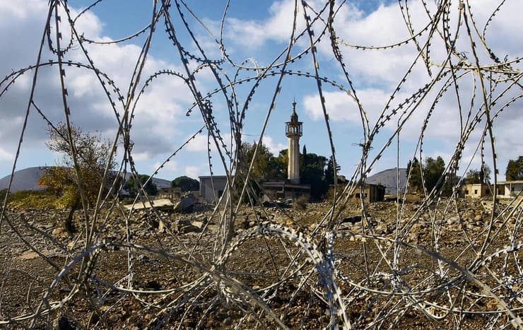 מסגד בכפר נטוש בעומק סוריה. לאזרחים המעטים שנשארו פה טוב שאנחנו כאן, טוען פלאי (צילום: גיל נחושתן) מסגד בכפר נטוש בעומק סוריה. לאזרחים המעטים שנשארו פה טוב שאנחנו כאן, טוען פלאי | צילום: גיל נחושתן