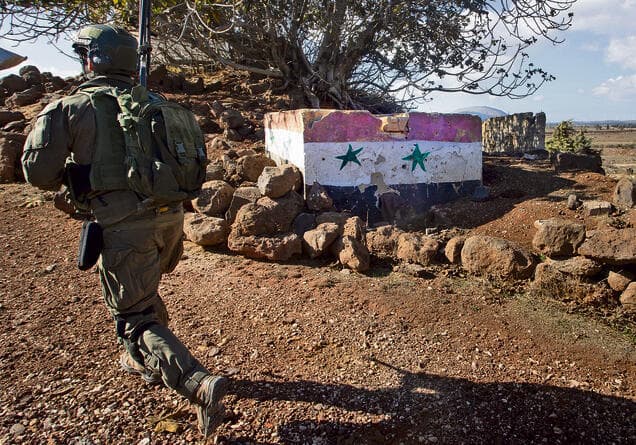 לוחם צה"ל ליד בטונדות עם דגלי סוריה. "המלחמה לא הסתיימה ואנחנו לא כאן כי כיף לנו" (צילום: גיל נחושתן) לוחם צה"ל ליד בטונדות עם דגלי סוריה. "המלחמה לא הסתיימה ואנחנו לא כאן כי כיף לנו" | צילום: גיל נחושתן