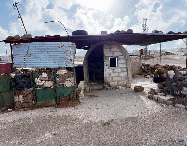 עמדה נטושה של צבא אסד. אל־ג'ולאני לא ייתן למיליציות החות'יות והעיראקיות לרוץ כל כך מהר (צילום: גיל נחושתן) עמדה נטושה של צבא אסד. אל־ג'ולאני לא ייתן למיליציות החות'יות והעיראקיות לרוץ כל כך מהר | צילום: גיל נחושתן