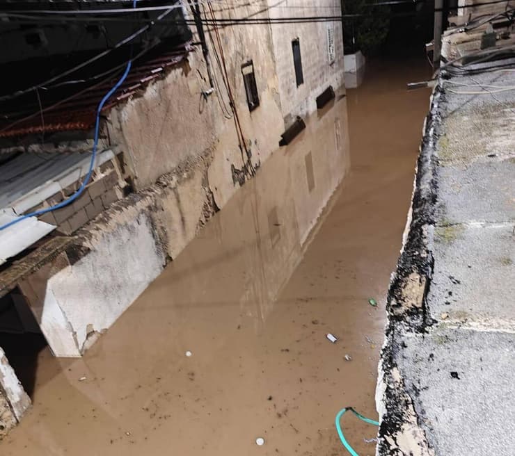 השכונה שבה מתגורר יוסף (צילום: תומר שונם הלוי ) הצפה בביתו של יוסף שונם הלוי בן ה-100 באשקלון, בעקבות הסופה