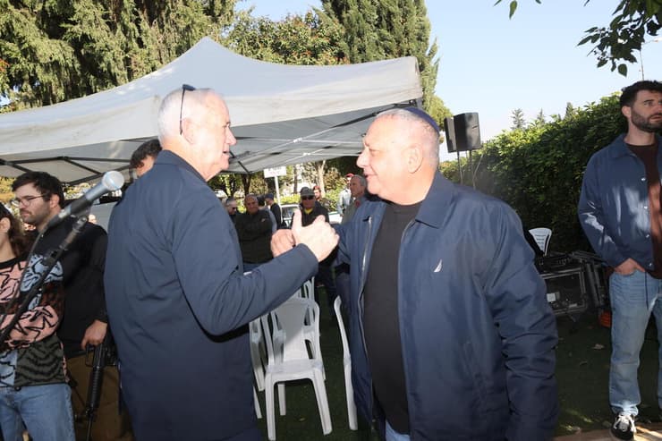 בני גנץ בטקס האזכרה לגל איזנקוט (צילום: יריב כץ ) גדי איזנקוט ובני גנץ באזכרתו של גל איזנקוט ז"ל, שנתיים למותו