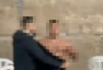 סדרן מכסה את האיש