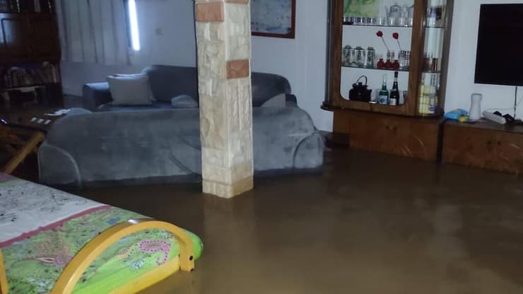 צילום: תומר שונם הלוי הצפה בביתו של יוסף שונם הלוי בן ה-100 באשקלון, בעקבות הסופה