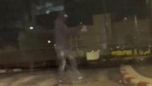 אחד החמושים בעראבה תיעוד: רעולי פנים יורים לעבר בית ביישוב עראבה