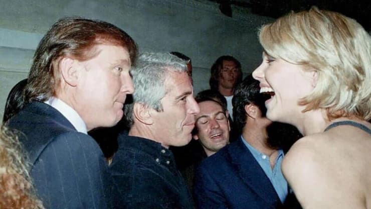 טראמפ ואפשטיין באחת התמונות שפורסמו (צילום: House Oversight Committee) דונלד טראמפ באחוזה של ג'פרי אפשטיין