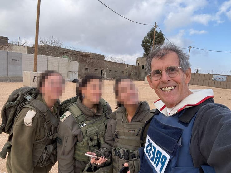 מימין: דובי איכנולד, סגן תאי, סרן נועה ומזכירת מפקד האוגדה יובל מימין: דובי איכנולד, סגן תאי, סרן נועה ומזכירת מפקד האוגדה יובל