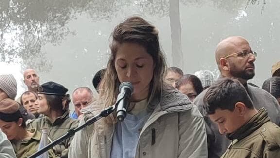 "חושבת על מה שחוויתם ב-7/10, הכאב לא מרפה". אשירה באזכרה (צילום: אביטל שרמן) האלמנה אשירה גרינברג באזכרתו של המג"ד תומר גרינברג ז"ל